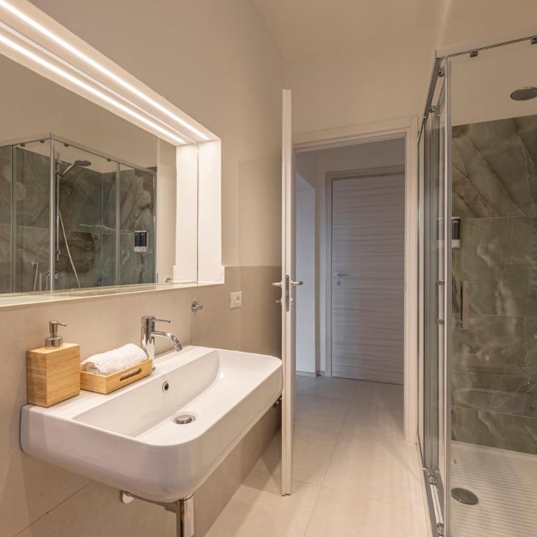 Fly B&B - Camera Matrimoniale con Bagno Privato - 6