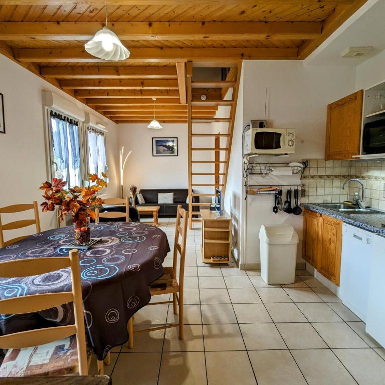 Gîte Confortable en Pleine Nature avec Cheminée et Accès Direct aux Sentiers, Proche Gérardmer et Lac - FR-1-589-124 - Maison de Vacances (4 Adultes) - 19