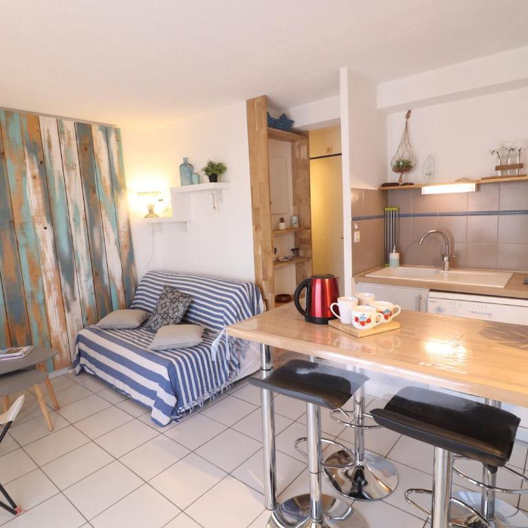 Joli T2 rénové avec terrasse et piscine, accès direct plage - FR-1-472A-302 - Apartment - 2
