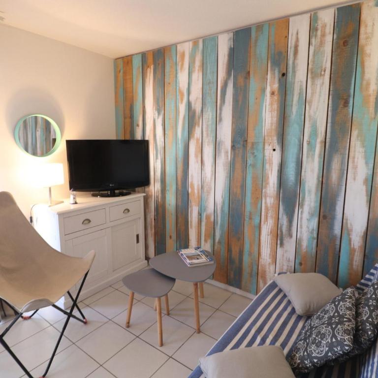 Joli T2 rénové avec terrasse et piscine, accès direct plage - FR-1-472A-302 - Apartment - 4