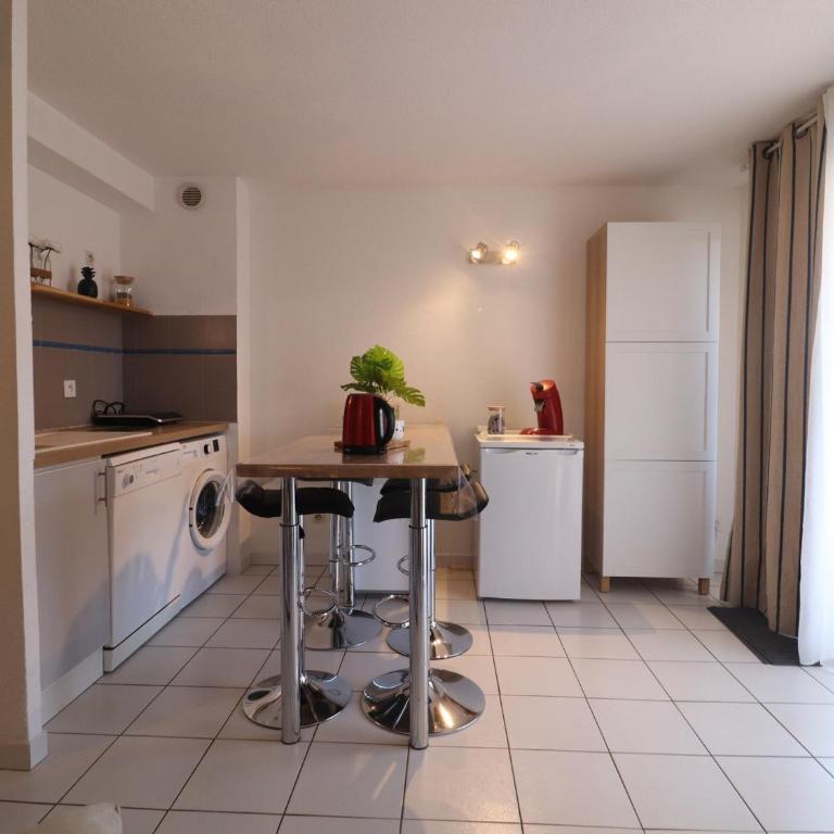 Joli T2 rénové avec terrasse et piscine, accès direct plage - FR-1-472A-302 - Apartment - 6