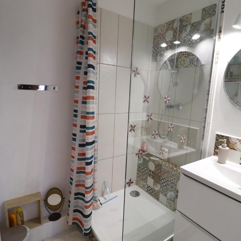 Joli T2 rénové avec terrasse et piscine, accès direct plage - FR-1-472A-302 - Apartment - 9