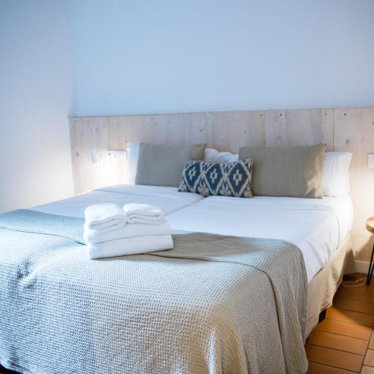 Hostal Ses Negres - Family Room Interior Basic - 6