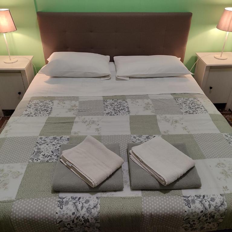 Albergo Locanda Alambra - Camera Matrimoniale con Bagno in Comune - 1