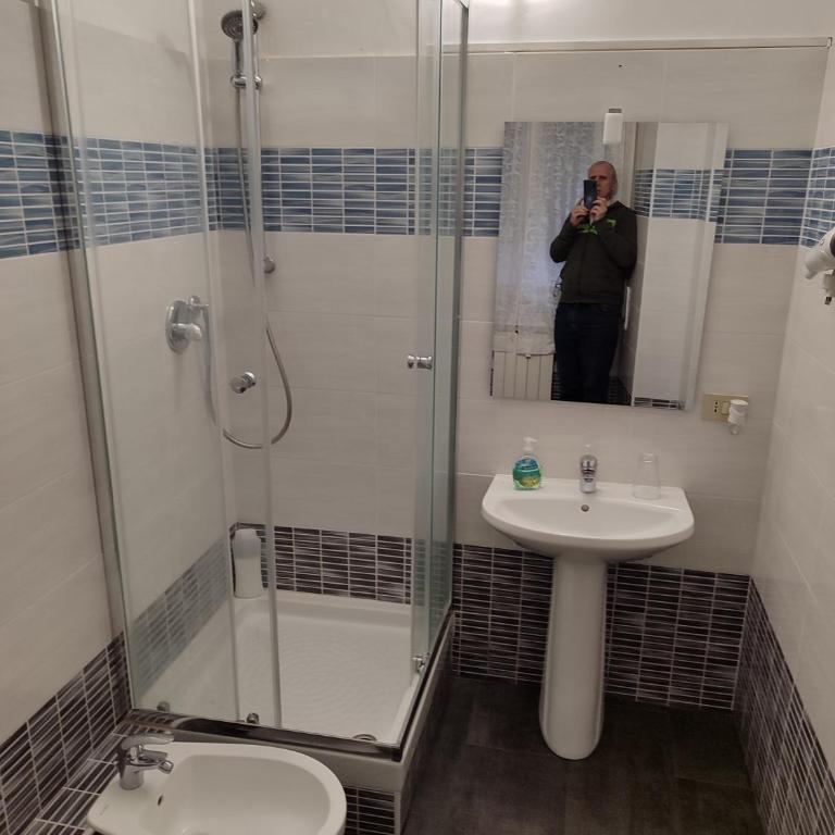 Albergo Locanda Alambra - Camera Matrimoniale con Bagno Privato Esterno - 5
