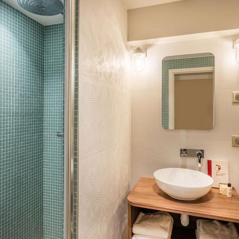 Hôtel Littéraire Arthur Rimbaud, BW Signature Collection - Superior Queen Room with Shower - Non-Smoking - 3