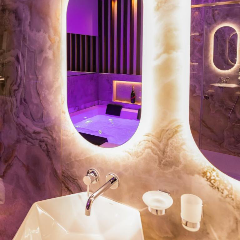 AlbaDea Déco&Jacuzzi - King Suite with Spa Bath - 17