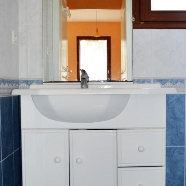 Maison individ. au calme, 1,5 km plage, grd terrain arboré, proche commerces, 1 ch., TV câble, animaux ok. - FR-1-22-238 - Casa de vacaciones (4 adultos) - 11