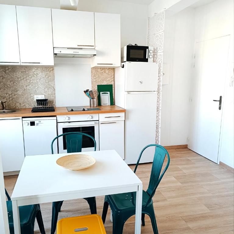 Deux pièces climatisé avec splendide vue cœur du vieil Antibes - Appartement Standard - 9