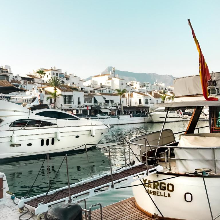 Apartamento con vistas en Puerto Banús - Two-Bedroom Apartment - 38