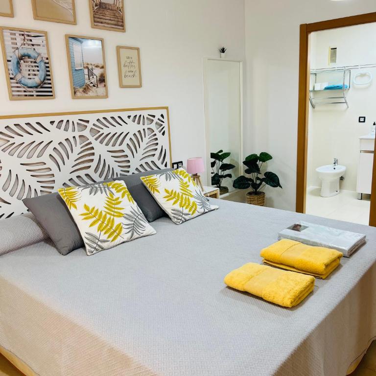 APARTAMENTO SITUADO EN EL CENTRO CON 3 HABITACIONES, DISPONE DE AIRE ACONDICIONADO Y WIFI A 150m DE LA PLAYA Y EL CASTILLO - Apartamento de 3 dormitorios - 11