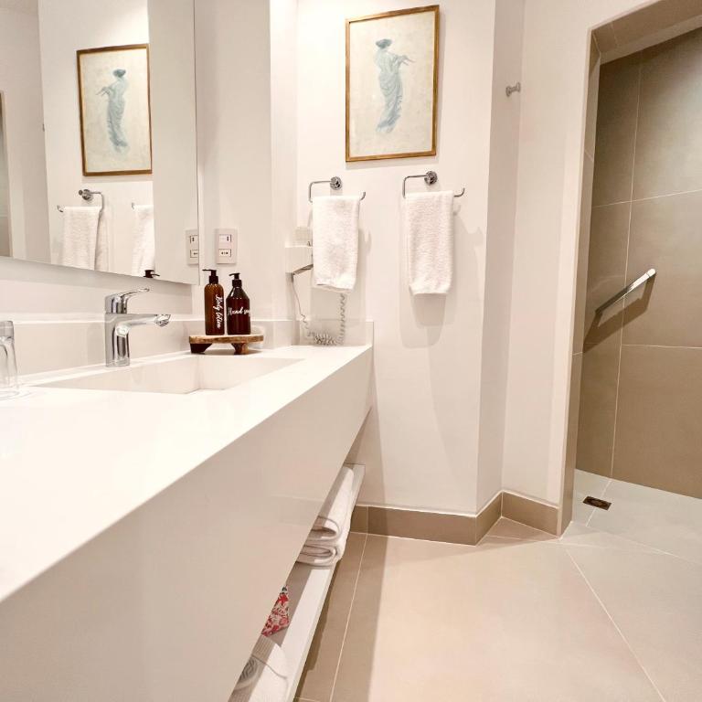 Hotel L'Auberge - Deluxe Double or Twin Room - 6