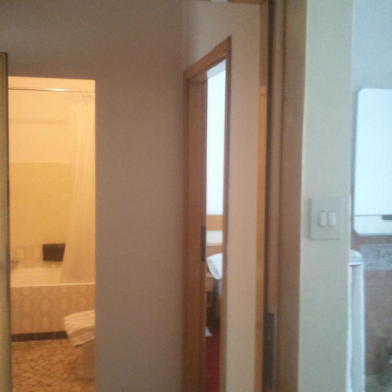 Hotel Lux - Camera Quadrupla con Balcone - 2