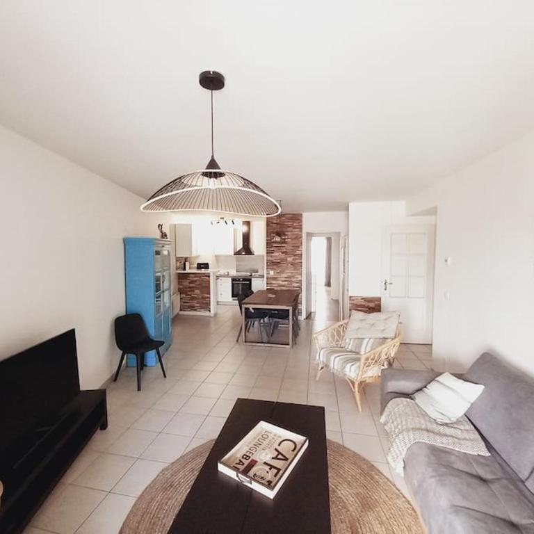 Arcachon Hyper Centre - spacieux appartement 2 chambres parking et terrasse - Two-Bedroom Apartment - 3
