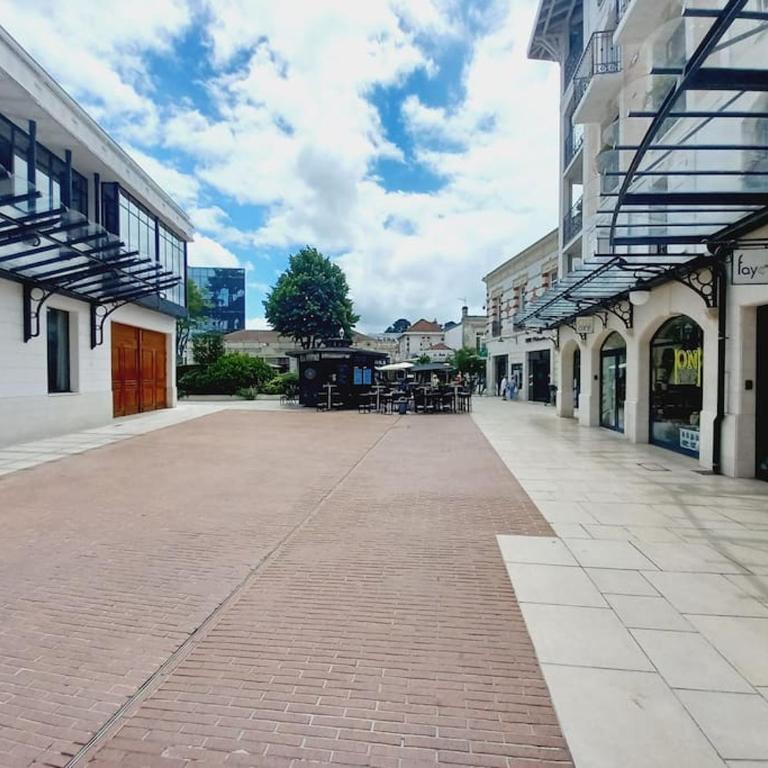Arcachon Hyper Centre - spacieux appartement 2 chambres parking et terrasse - Two-Bedroom Apartment - 14