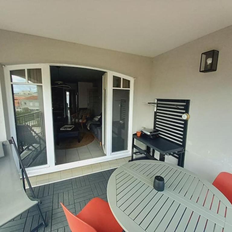 Arcachon Hyper Centre - spacieux appartement 2 chambres parking et terrasse - Two-Bedroom Apartment - 2