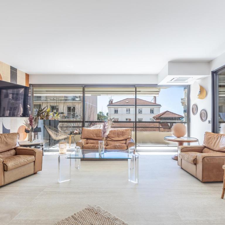 LB Vacation Rentals I A short Stroll to Palais, Beach, Terrace & Seaview - Two-Bedroom Apartment - 1