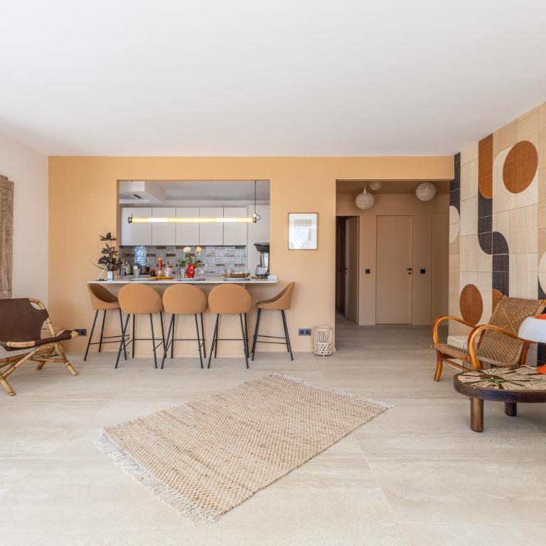 LB Vacation Rentals I A short Stroll to Palais, Beach, Terrace & Seaview - Two-Bedroom Apartment - 16