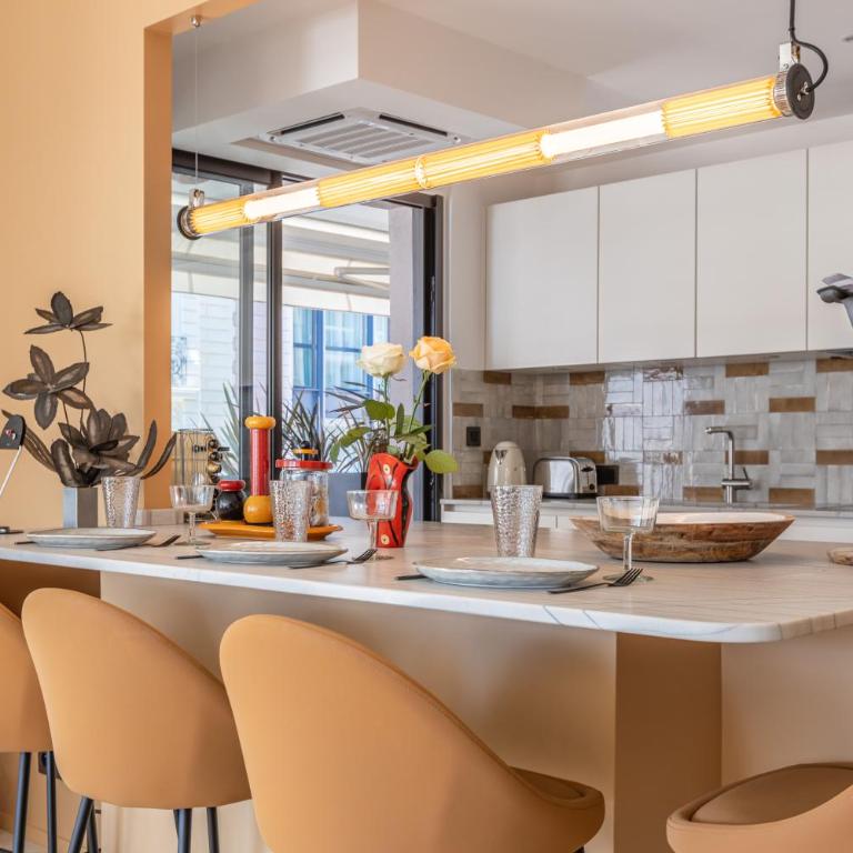 LB Vacation Rentals I A short Stroll to Palais, Beach, Terrace & Seaview - Two-Bedroom Apartment - 17