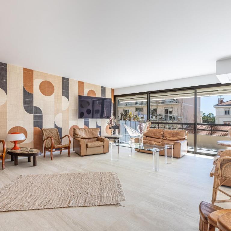 LB Vacation Rentals I A short Stroll to Palais, Beach, Terrace & Seaview - Two-Bedroom Apartment - 12