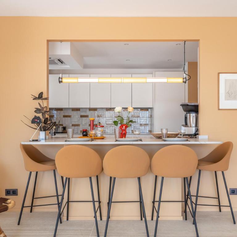 LB Vacation Rentals I A short Stroll to Palais, Beach, Terrace & Seaview - Two-Bedroom Apartment - 3