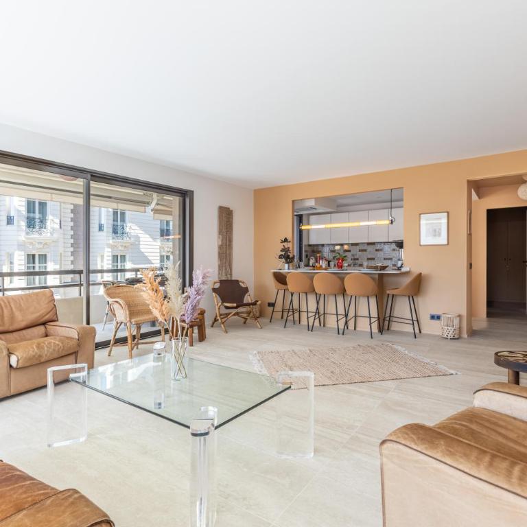 LB Vacation Rentals I A short Stroll to Palais, Beach, Terrace & Seaview - Two-Bedroom Apartment - 11