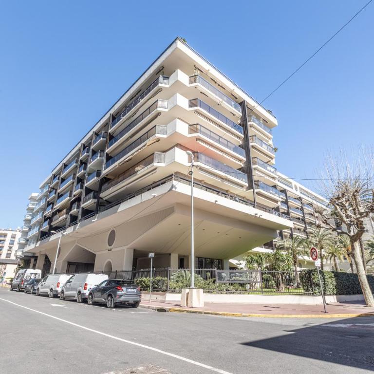 LB Vacation Rentals I A short Stroll to Palais, Beach, Terrace & Seaview - Two-Bedroom Apartment - 52