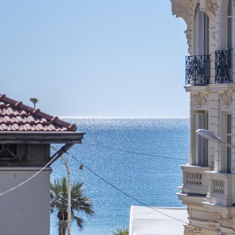 LB Vacation Rentals I A short Stroll to Palais, Beach, Terrace & Seaview - Two-Bedroom Apartment - 49