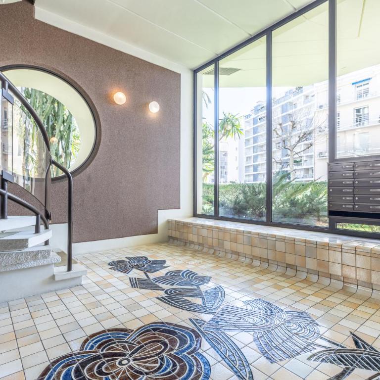 LB Vacation Rentals I A short Stroll to Palais, Beach, Terrace & Seaview - Two-Bedroom Apartment - 50