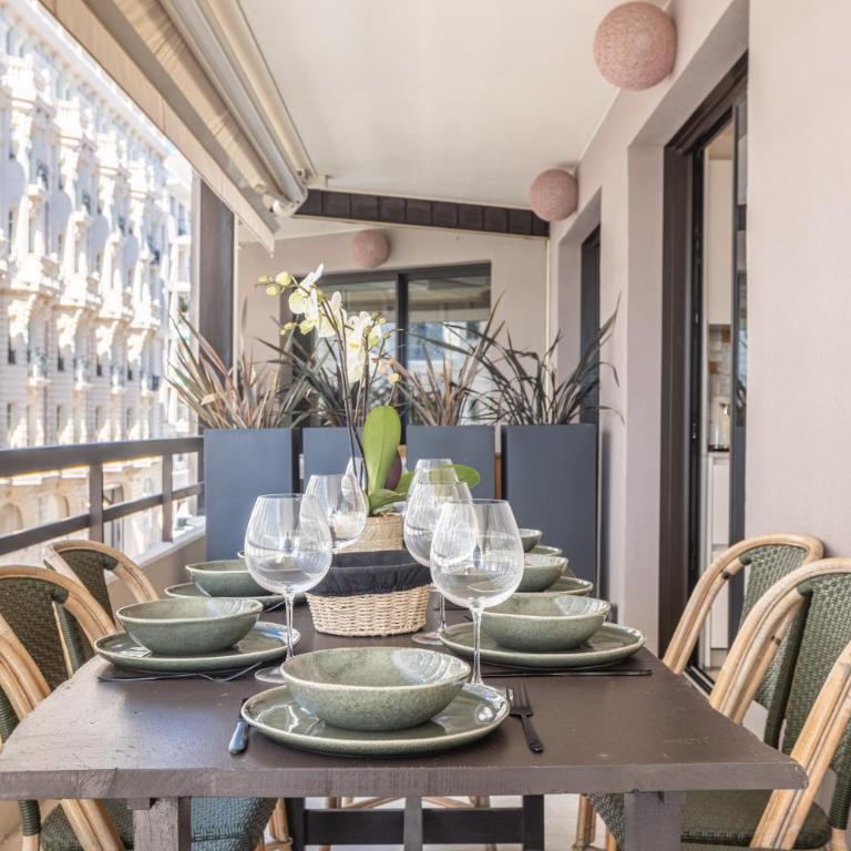 LB Vacation Rentals I A short Stroll to Palais, Beach, Terrace & Seaview - Two-Bedroom Apartment - 20
