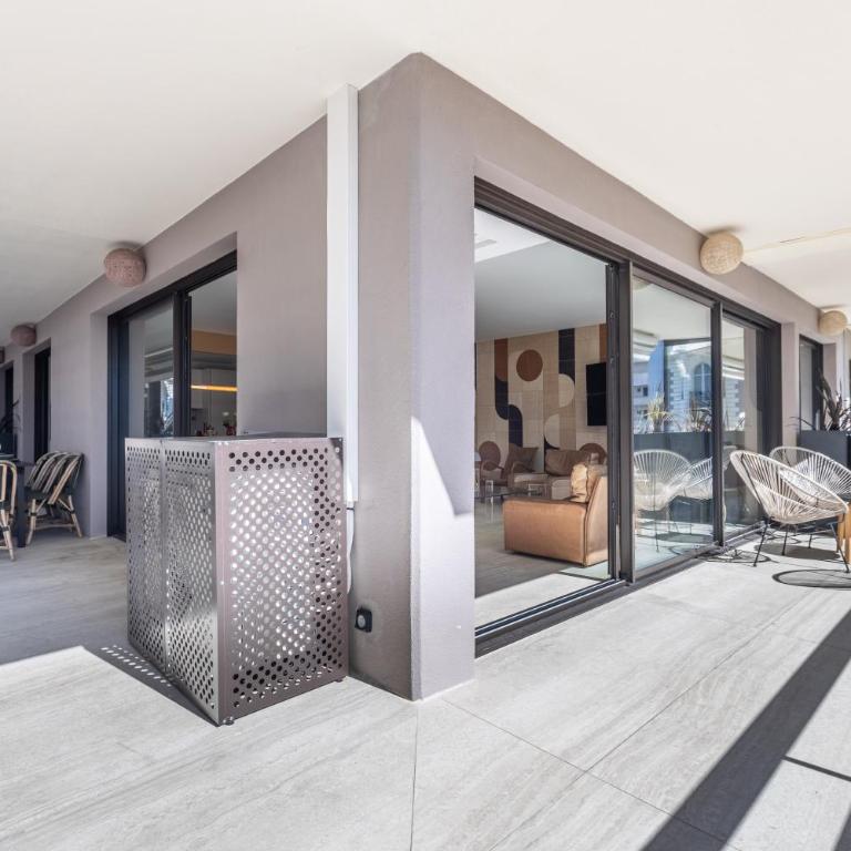 LB Vacation Rentals I A short Stroll to Palais, Beach, Terrace & Seaview - Two-Bedroom Apartment - 4
