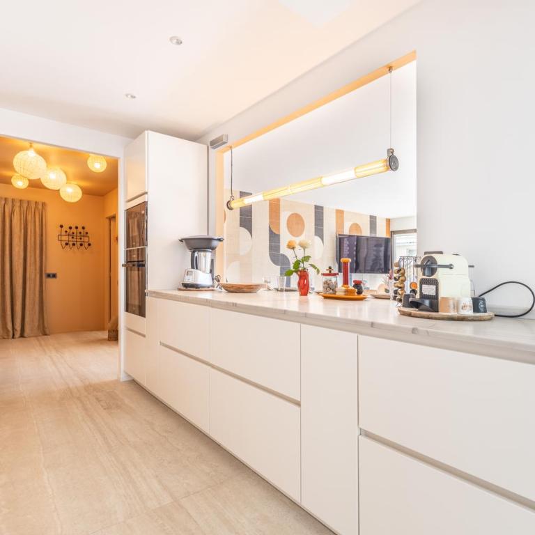 LB Vacation Rentals I A short Stroll to Palais, Beach, Terrace & Seaview - Two-Bedroom Apartment - 35