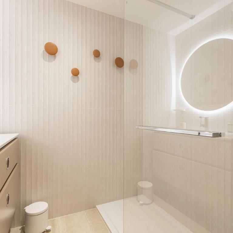 LB Vacation Rentals I A short Stroll to Palais, Beach, Terrace & Seaview - Two-Bedroom Apartment - 40
