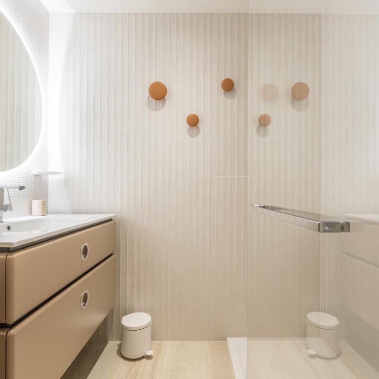 LB Vacation Rentals I A short Stroll to Palais, Beach, Terrace & Seaview - Two-Bedroom Apartment - 39