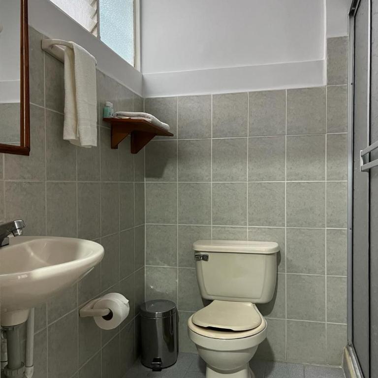 HOTEL ARMENIA CENTRO , TENEMOS AGUA CALIENTE y FACTURACION ELECTRONICA, Gracias - Quadruple Room with Private Bathroom - 2