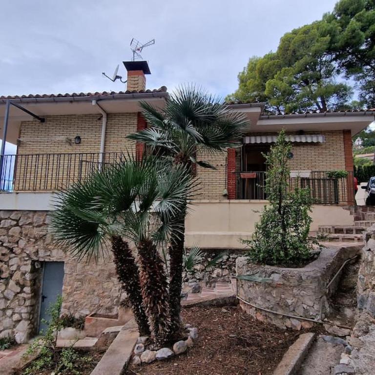 casa y piscina en un parque natural - Three-Bedroom House - 1