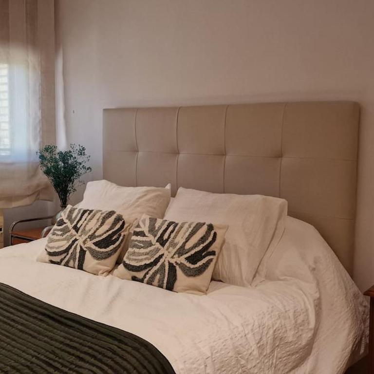 casa y piscina en un parque natural - Three-Bedroom House - 18