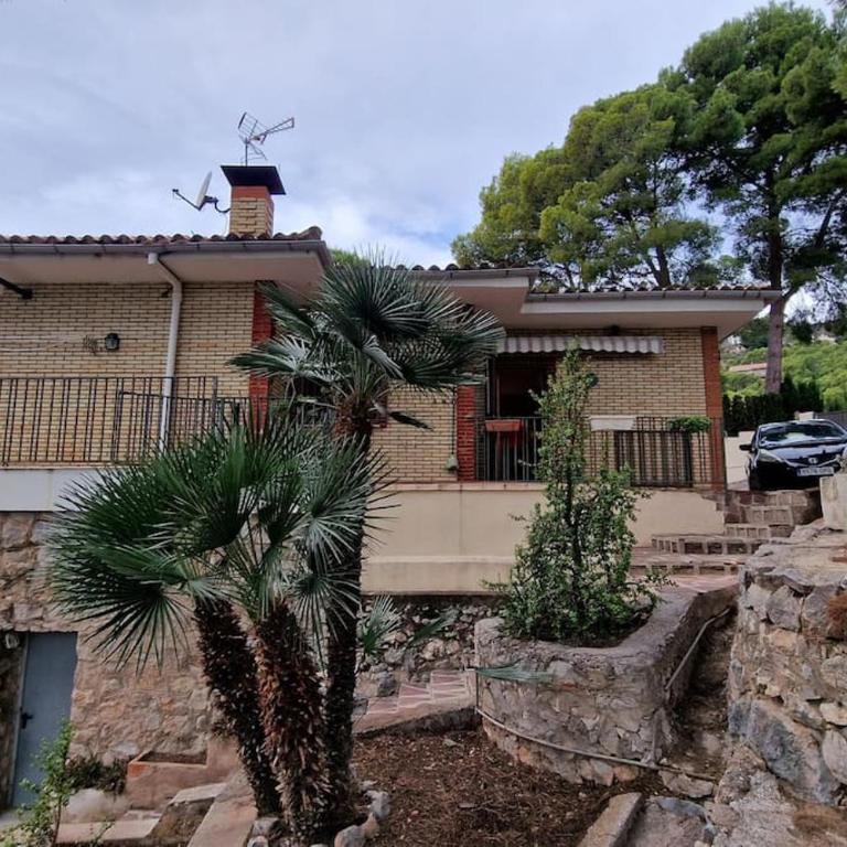 casa y piscina en un parque natural - Three-Bedroom House - 38
