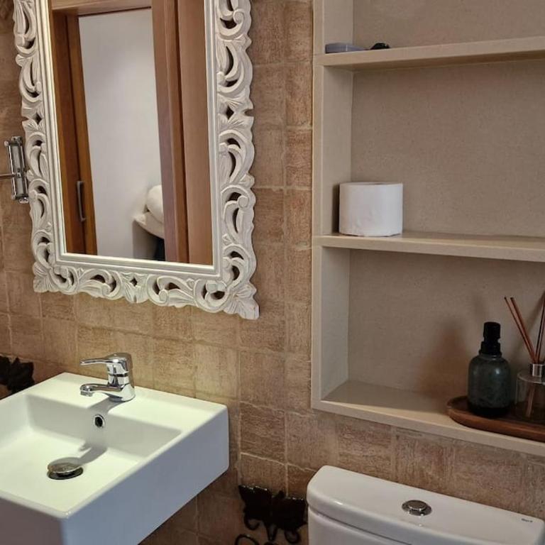 casa y piscina en un parque natural - Three-Bedroom House - 39