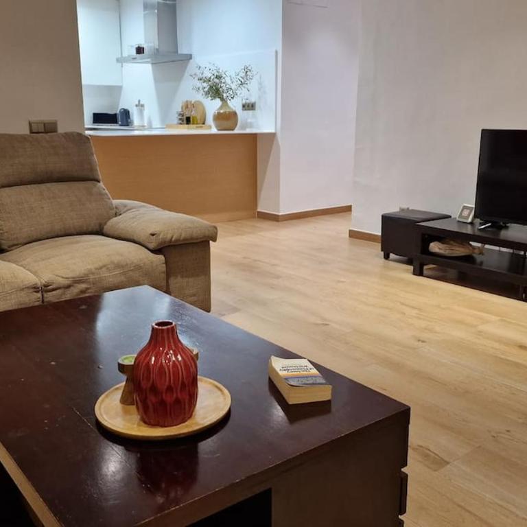 casa y piscina en un parque natural - Three-Bedroom House - 46