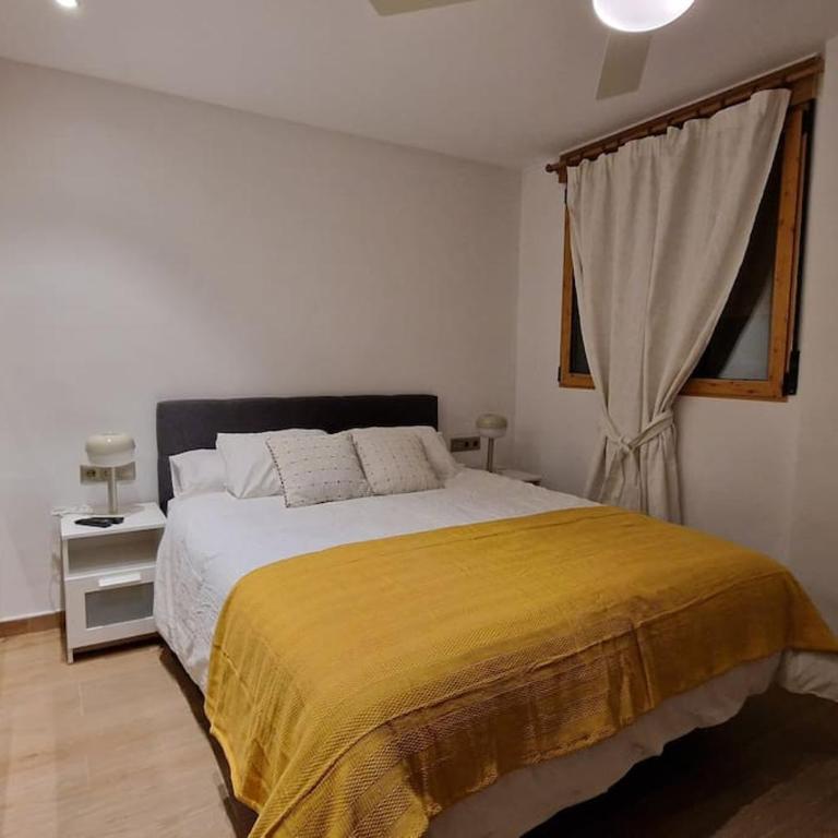 casa y piscina en un parque natural - Three-Bedroom House - 15