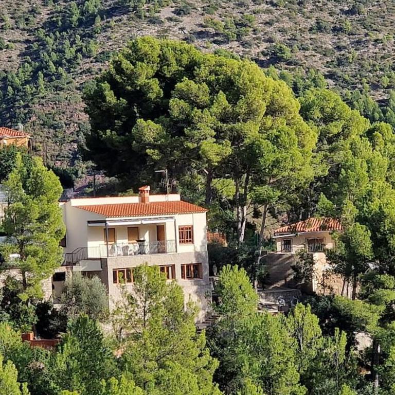 casa y piscina en un parque natural - Three-Bedroom House - 44