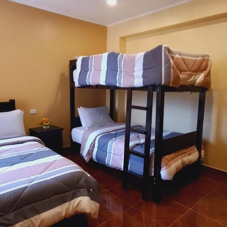 Hospedaje "LOS QUETZALES DE OXAPAMPA" - Habitación Cuádruple con vistas a la montaña - 2