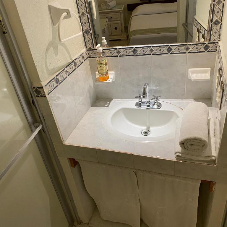 Hotel Jardín de Cervantes - Quadruple Room - 3