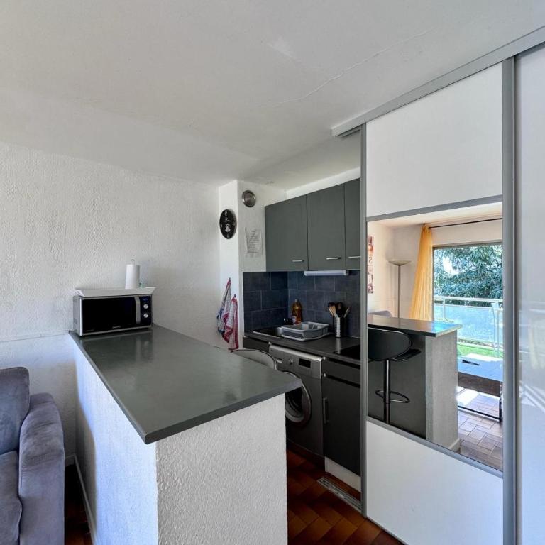 Beau studio climatisé face à la mer - One-Bedroom Apartment - 17
