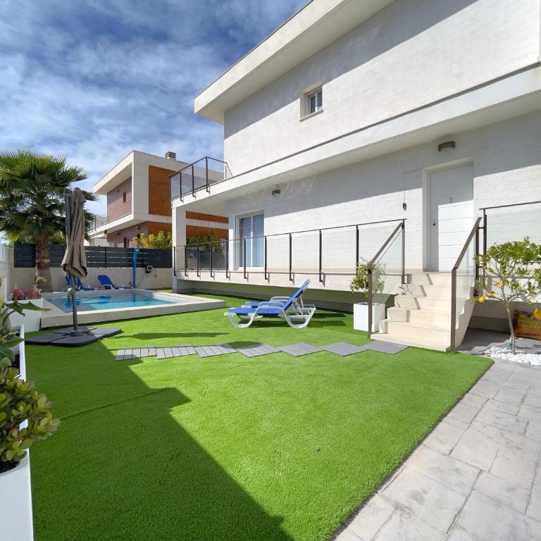 Perfect Getaway Villa - Villa with Private Pool - 2