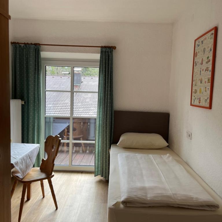 Gästehaus Hotel Maria Theresia - Familienzimmer mit Balkon - 3