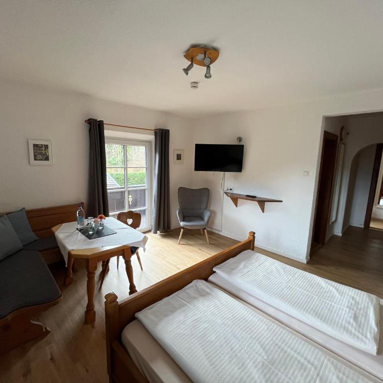 Gästehaus Hotel Maria Theresia - Familienzimmer mit Balkon - 2