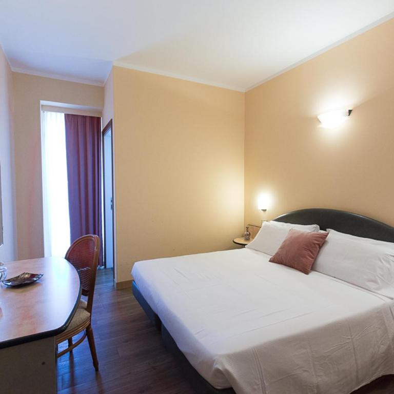 Hotel Trevi Riccione, in centro sul mare con cucina - Double Room with Balcony - 4