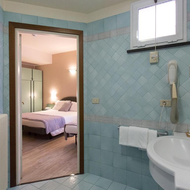 Hotel Trevi Riccione, in centro sul mare con cucina - Standard Triple Room with Sea View - 4